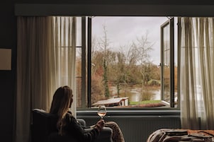 Biggy Riverside Double Room | Ropa de cama hipoalergénica y minibar (con algunos artículos gratuitos)