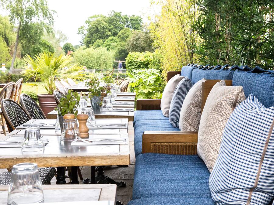 Frokost, middag og brunsj serveres, middelhavsretter, utsikt mot hagen