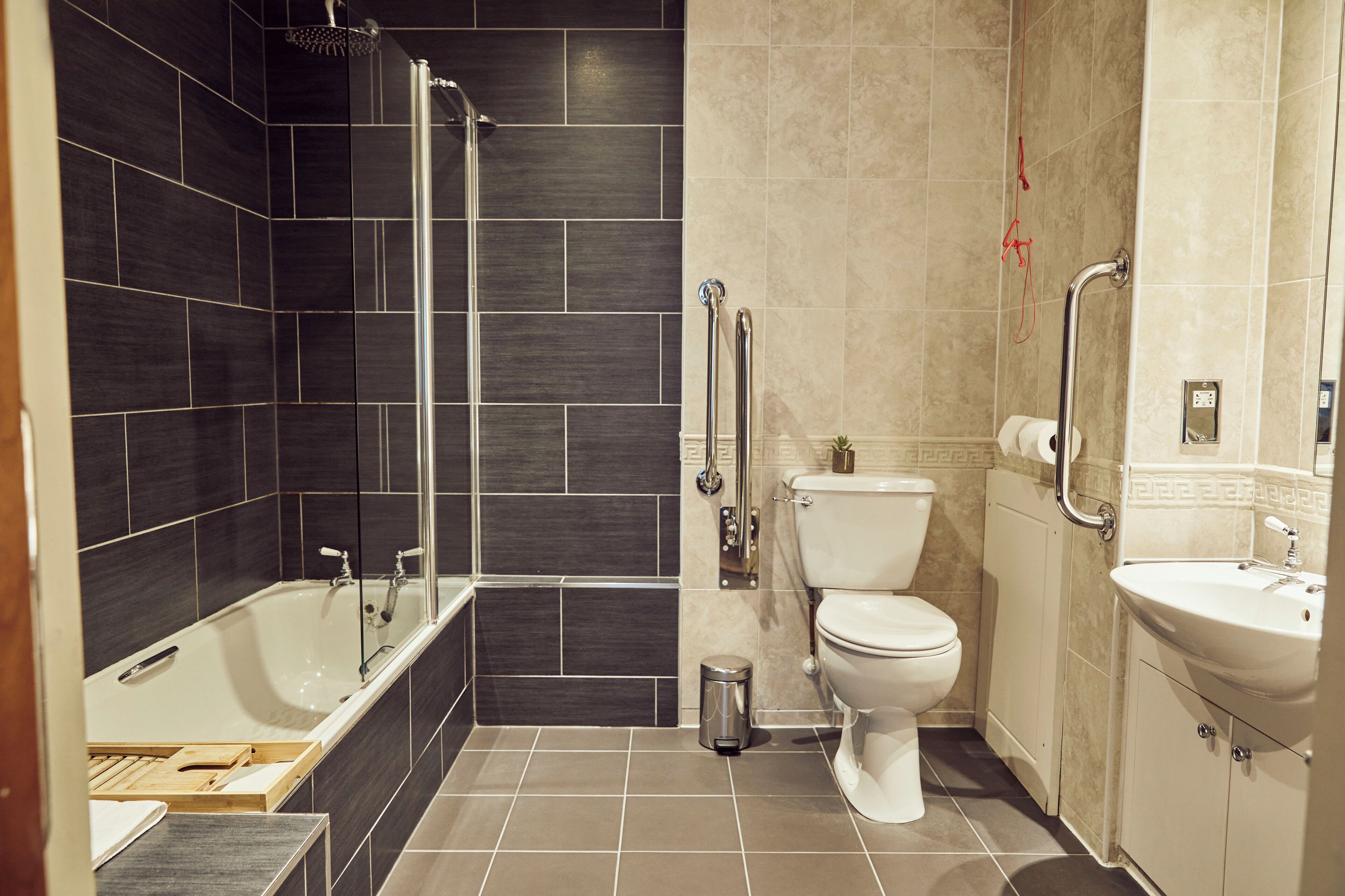 Un baño moderno con bañera, inodoro y lavamanos.