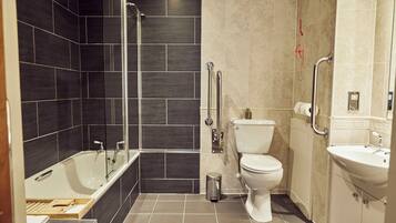 Un baño moderno con bañera, inodoro y lavamanos.