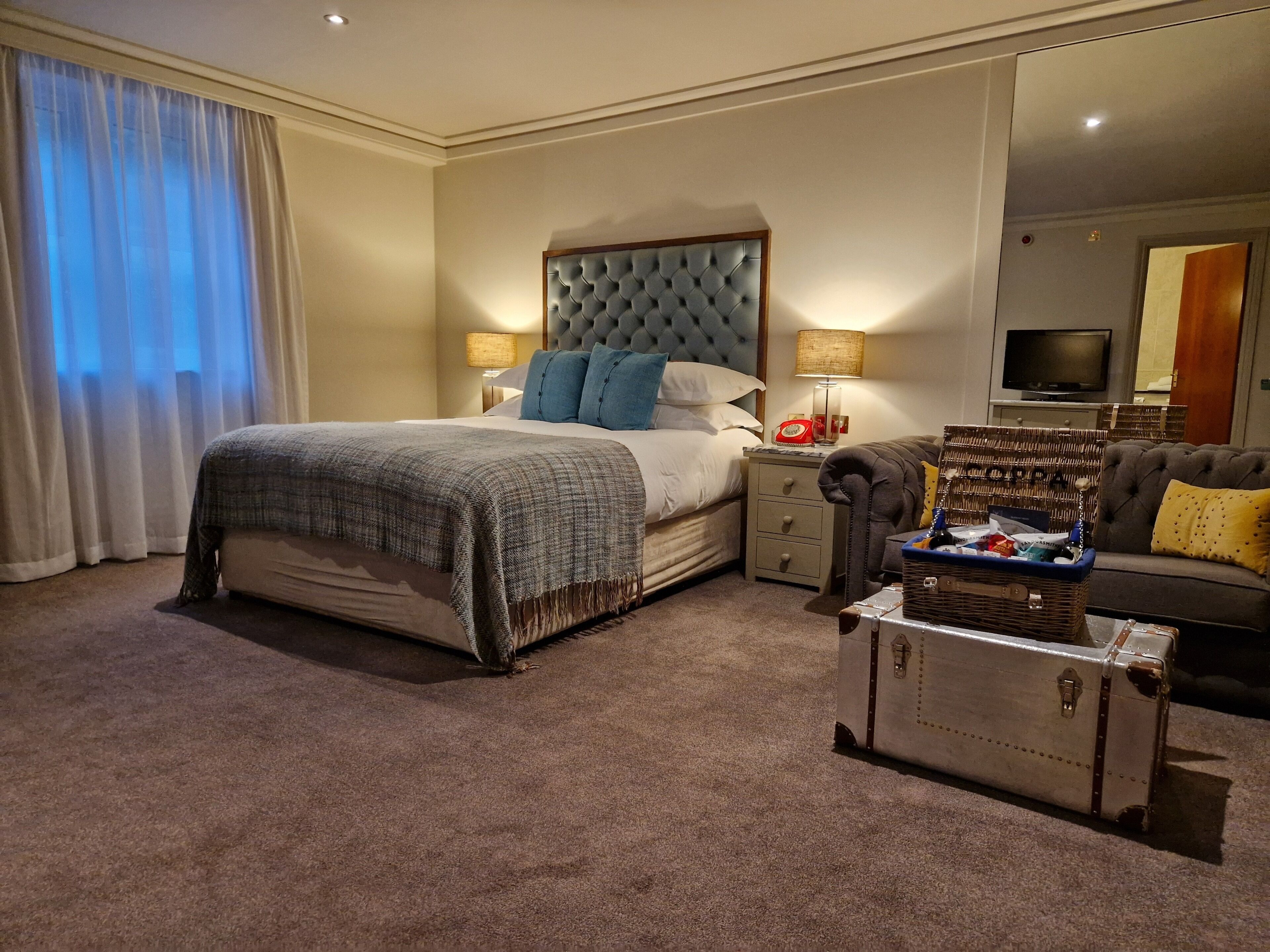 ملاءات للفراش لا تسبب الحساسية ومأكولات ومشروبات مجانية في الميني بار