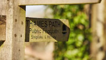 Et træskilt for den offentlige vandresti, Thames Path.