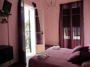 Iron/ironing board, rollaway beds, free WiFi