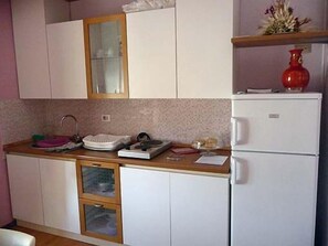 Double Room | Private kitchenette | Full-sized fridge, stovetop, coffee/tea maker, cookware/dishes/utensils