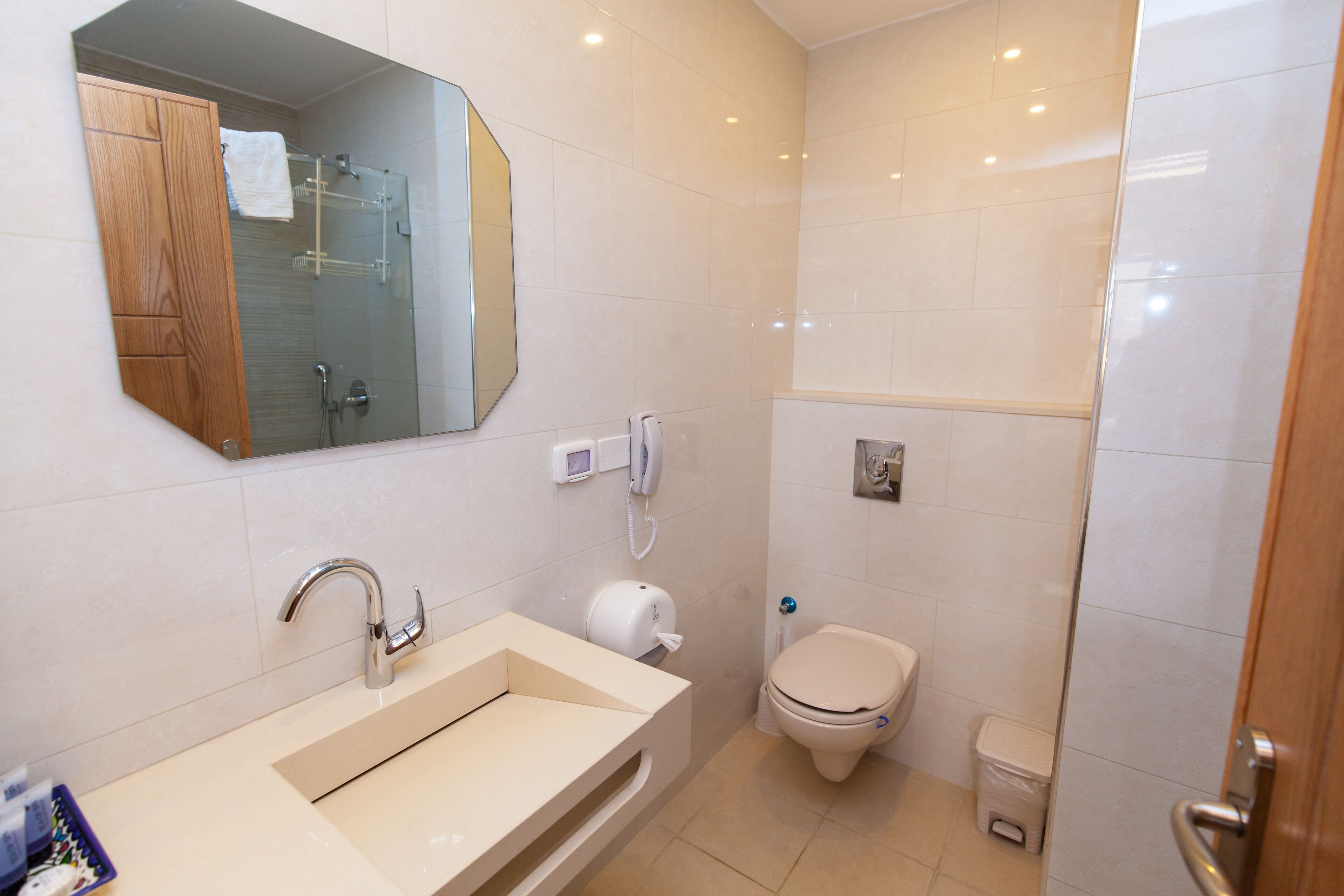 shower, free toiletries, hair dryer, towels