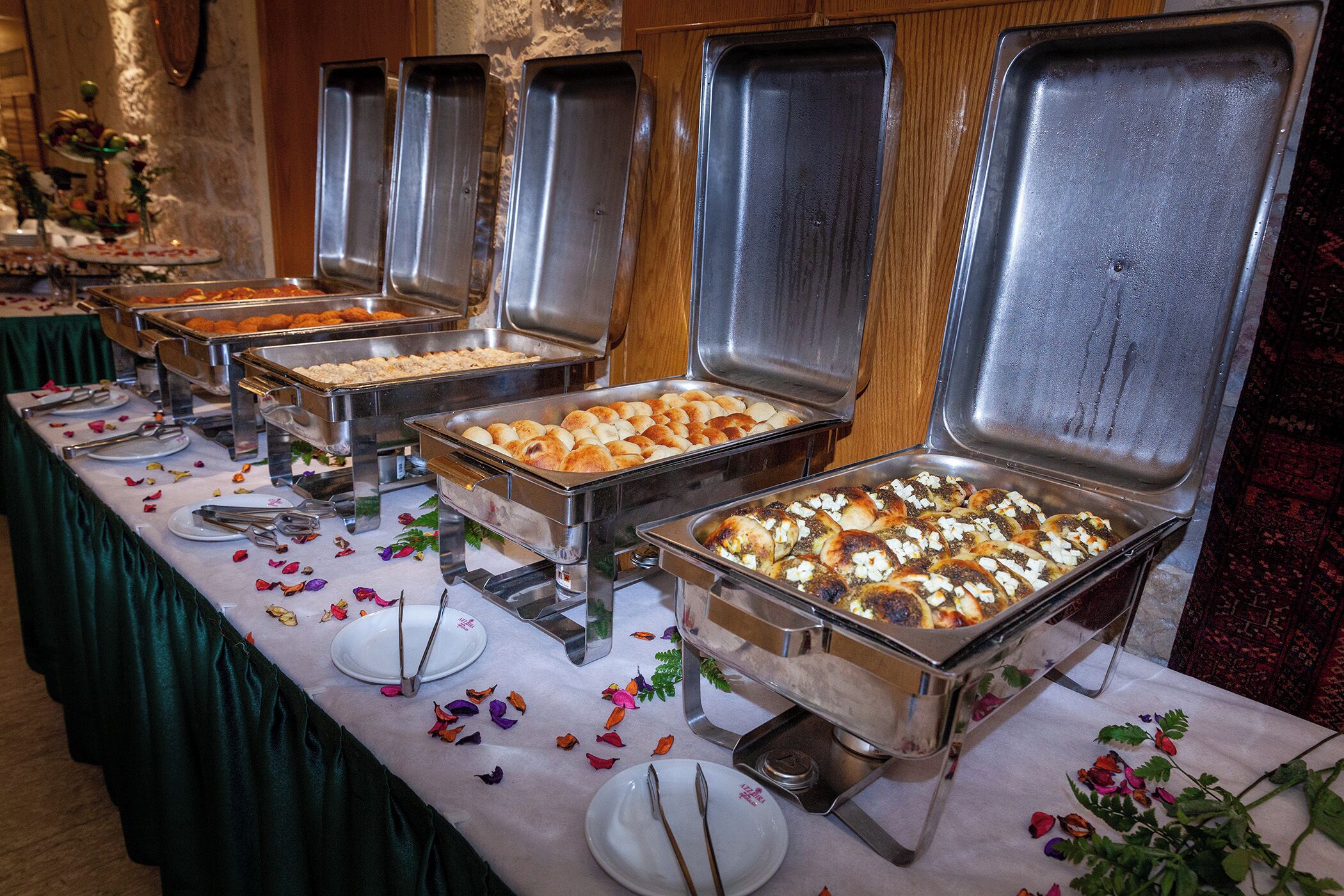 lunch, dinner, brunch served; international cuisine, al fresco dining