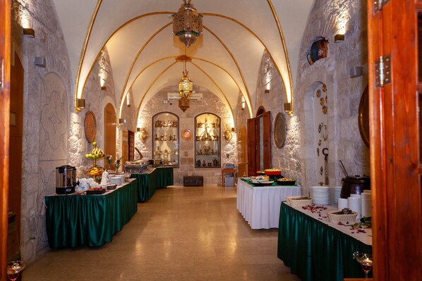 Lunch, dinner, brunch served; international cuisine, al fresco dining - Azzahra Boutique Hotel & Restaurant - Jerusalem (Jerusalem)