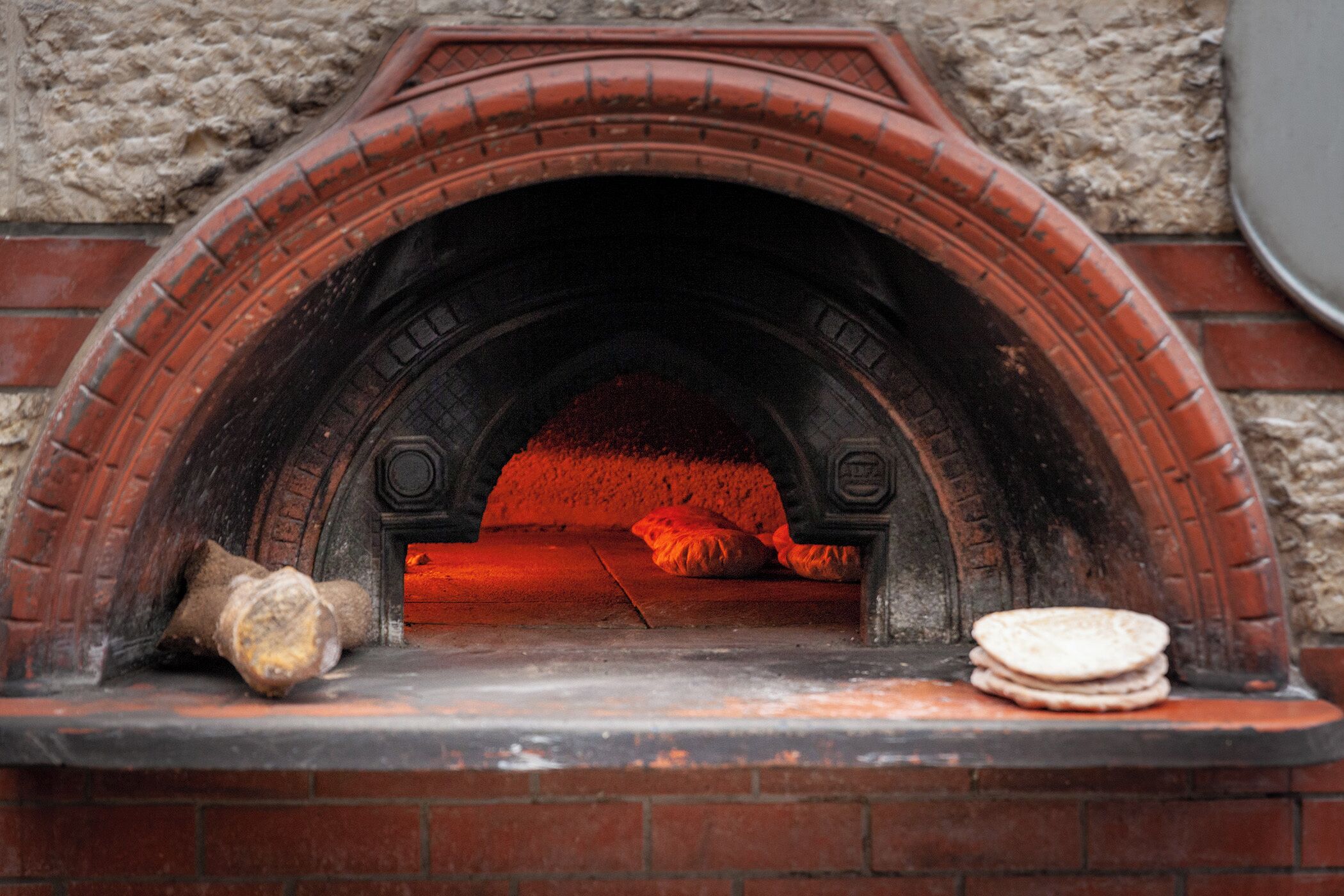 lunch, dinner, brunch served; international cuisine, al fresco dining