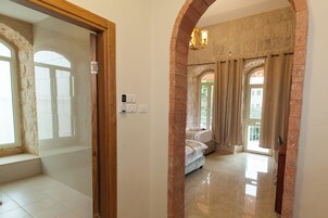 Minibar, caja de seguridad en la habitación y wifi gratis 