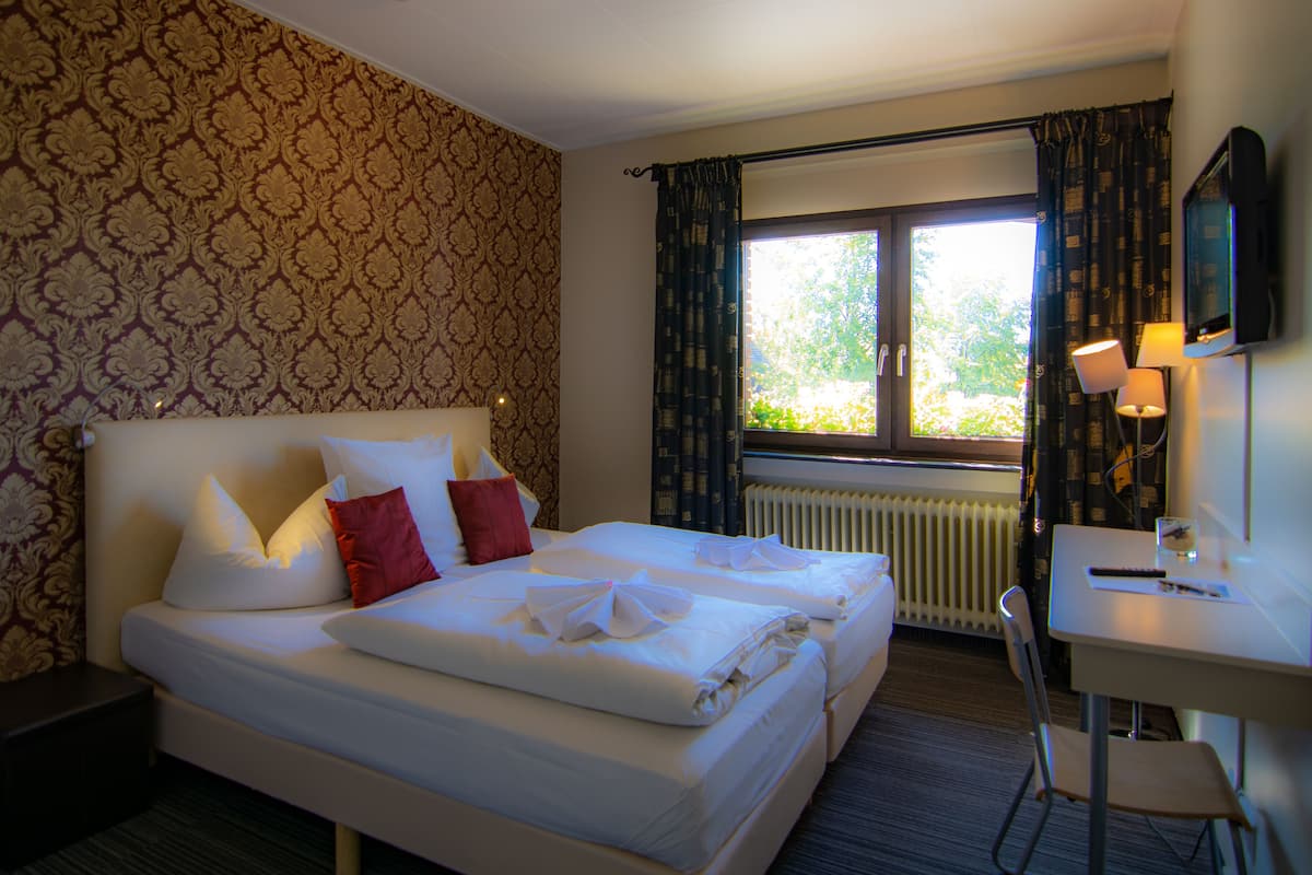 Hypo-allergenic bedding, in-room safe, desk