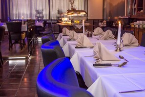 Petit déjeuner, déjeuner et dîner servis sur place