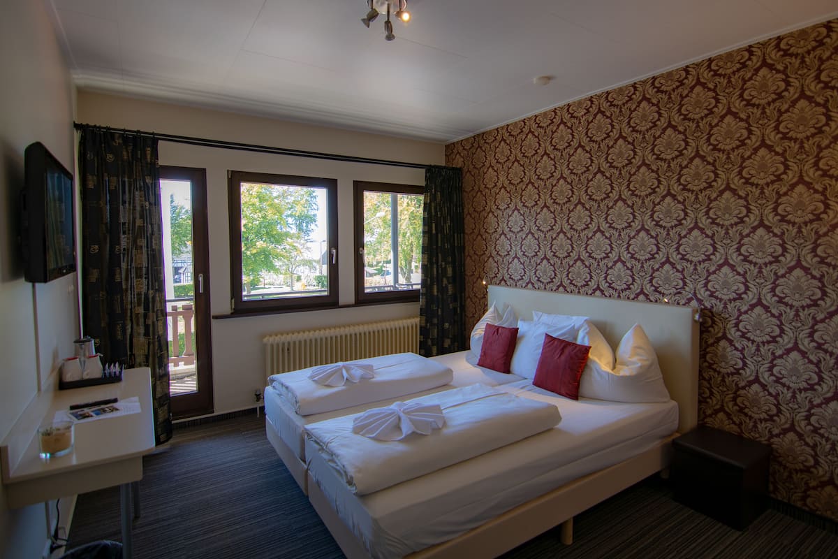 deluxe double room, balcony | hypo-allergenic bedding, in-room safe, desk, iron/ironing board