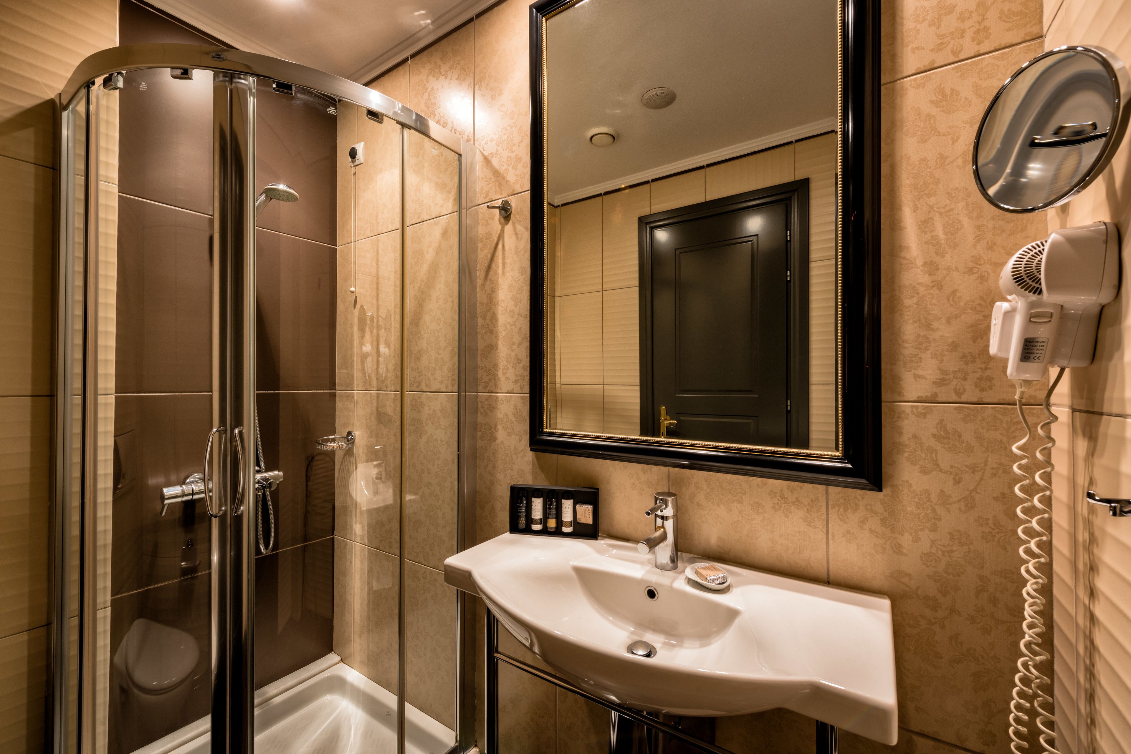 triple room | bathroom shower