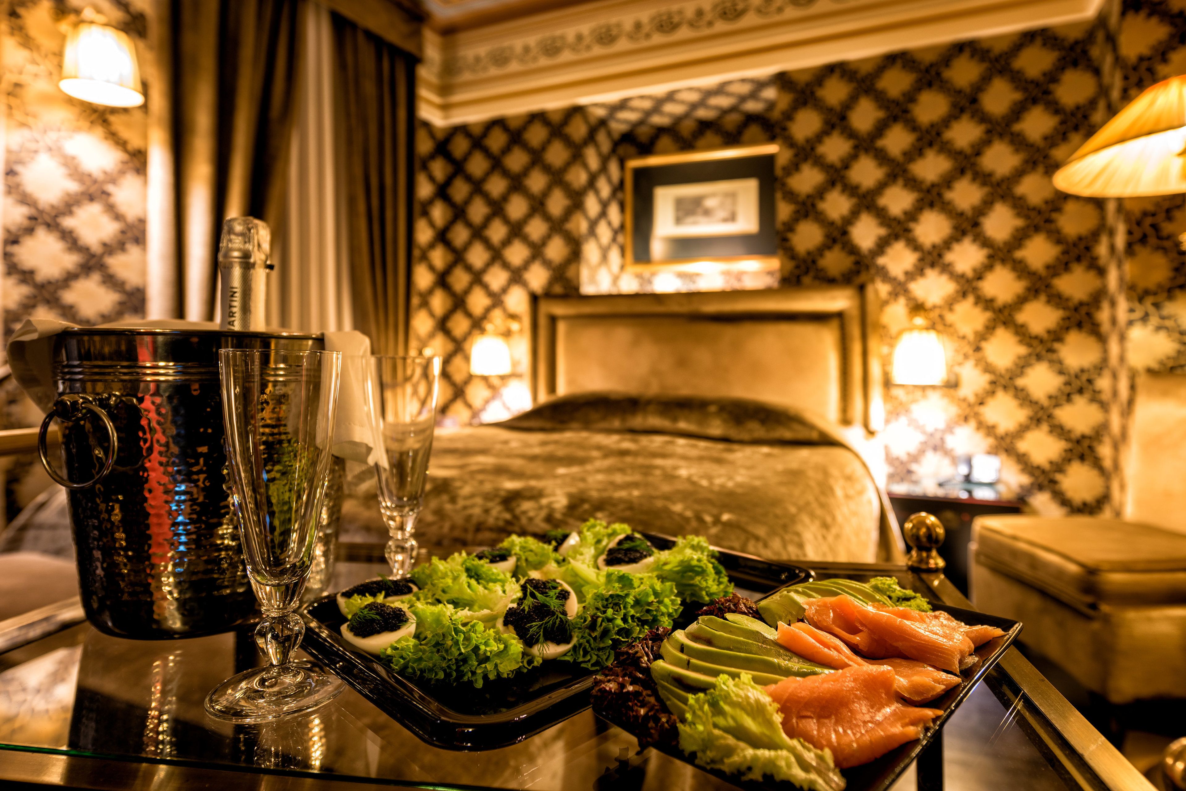 Bäddmadrasser och minibar med vissa gratis produkter