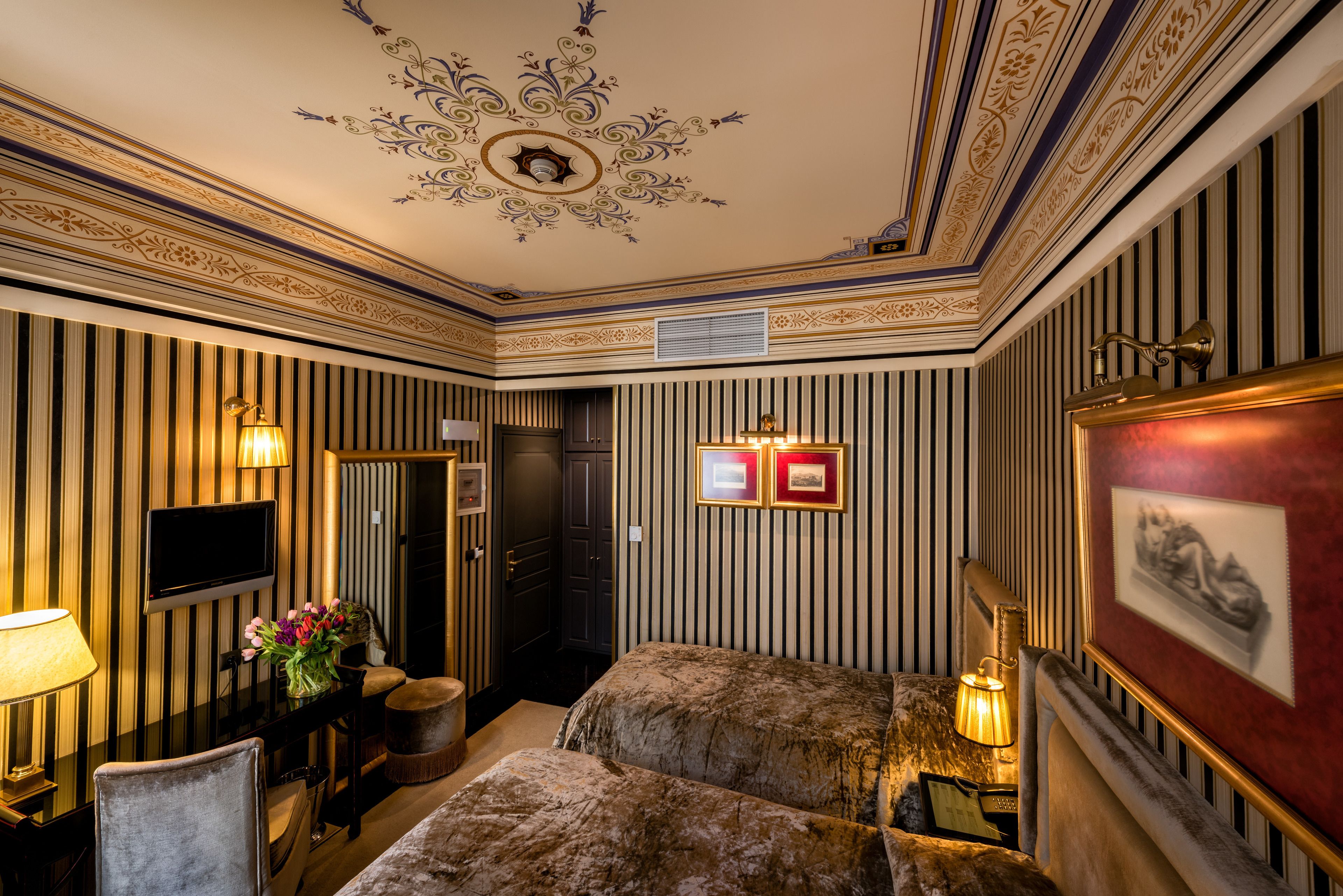 triple room | pillow-top beds, free minibar items, in-room safe