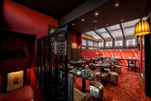 Desayuno buffet (EUR 10 por persona) 