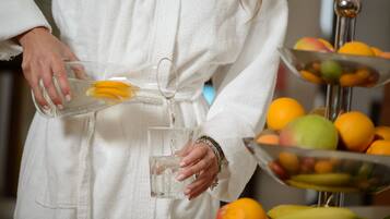 Una persona vertiendo un líquido transparente en un vaso.