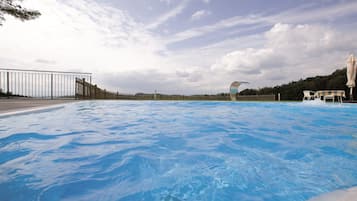 Piscine extérieure, parasols de plage, chaises longues