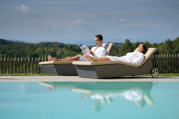 Una piscina al aire libre de temporada, sombrillas