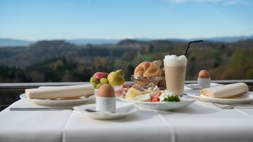 Petit déjeuner buffet (23 EUR par personne)