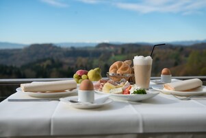 Desayuno buffet diario (EUR 23 por persona)