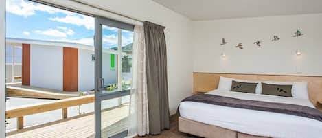 Tabla de planchar con plancha, wifi gratis y ropa de cama