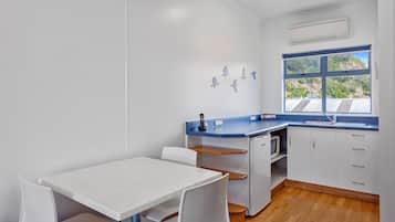Deluxe Studio (Twin) | Private kitchenette
