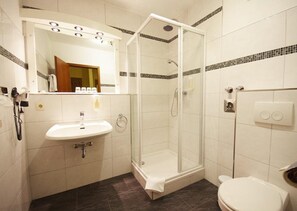 Dusche, kostenlose Toilettenartikel, Haartrockner, Handtücher