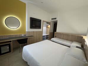 Comfort driepersoonskamer | 4 slaapkamers, een bureau, babybedden (toeslag), gratis wifi