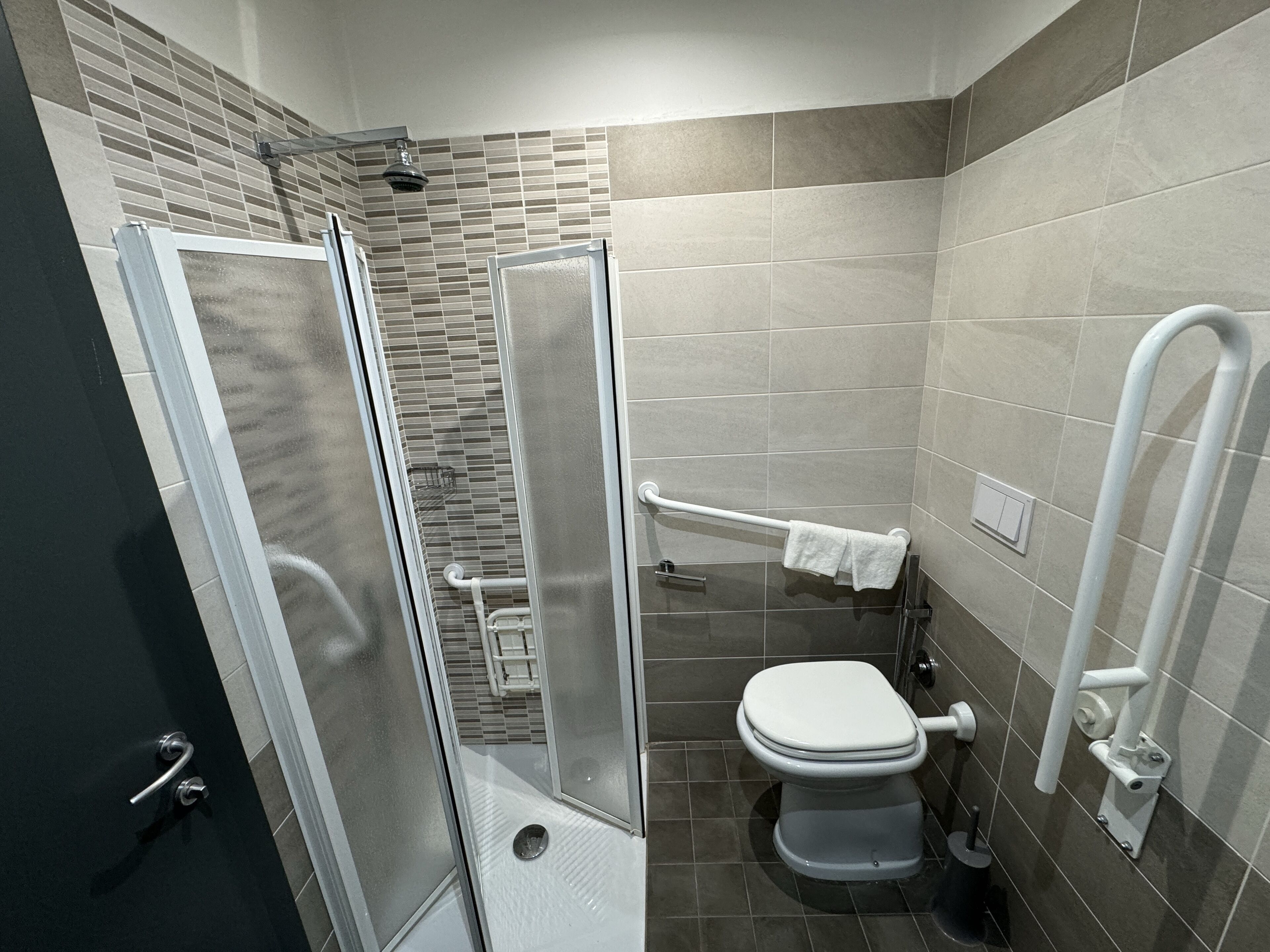 Quadrupla Comfort, accessibile ai disabili | Bagno | Doccia, set di cortesia gratuito, asciugacapelli, asciugamani