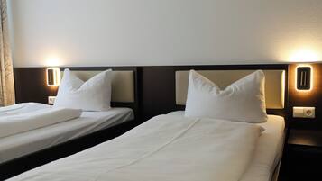 Habitación básica con 2 camas individuales | Ropa de cama hipoalergénica, escritorio, cortinas opacas