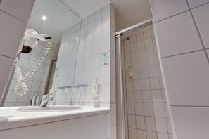 Double Room | Bathroom | Shower, hair dryer, towels - Hotel am Südtor (Backnang)
