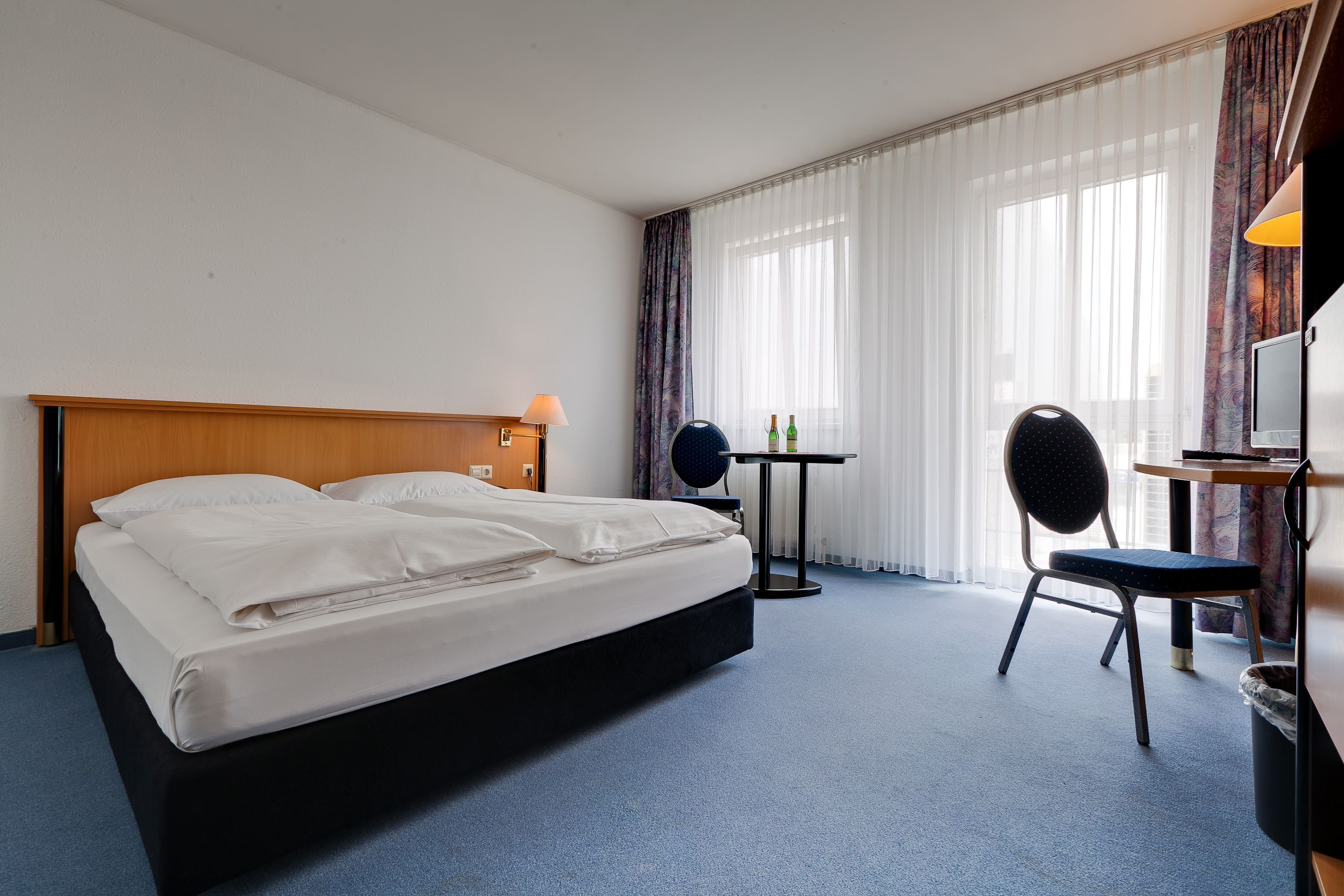 Dubbelrum | Allergitestade sängkläder, skrivbord och mörkläggningsgardiner