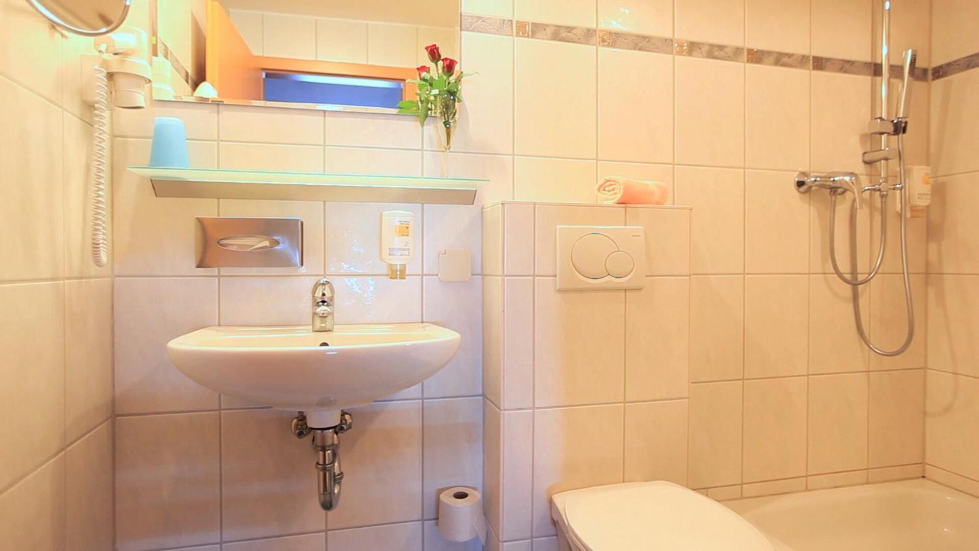 combined shower/bathtub, rainfall showerhead, hair dryer, towels