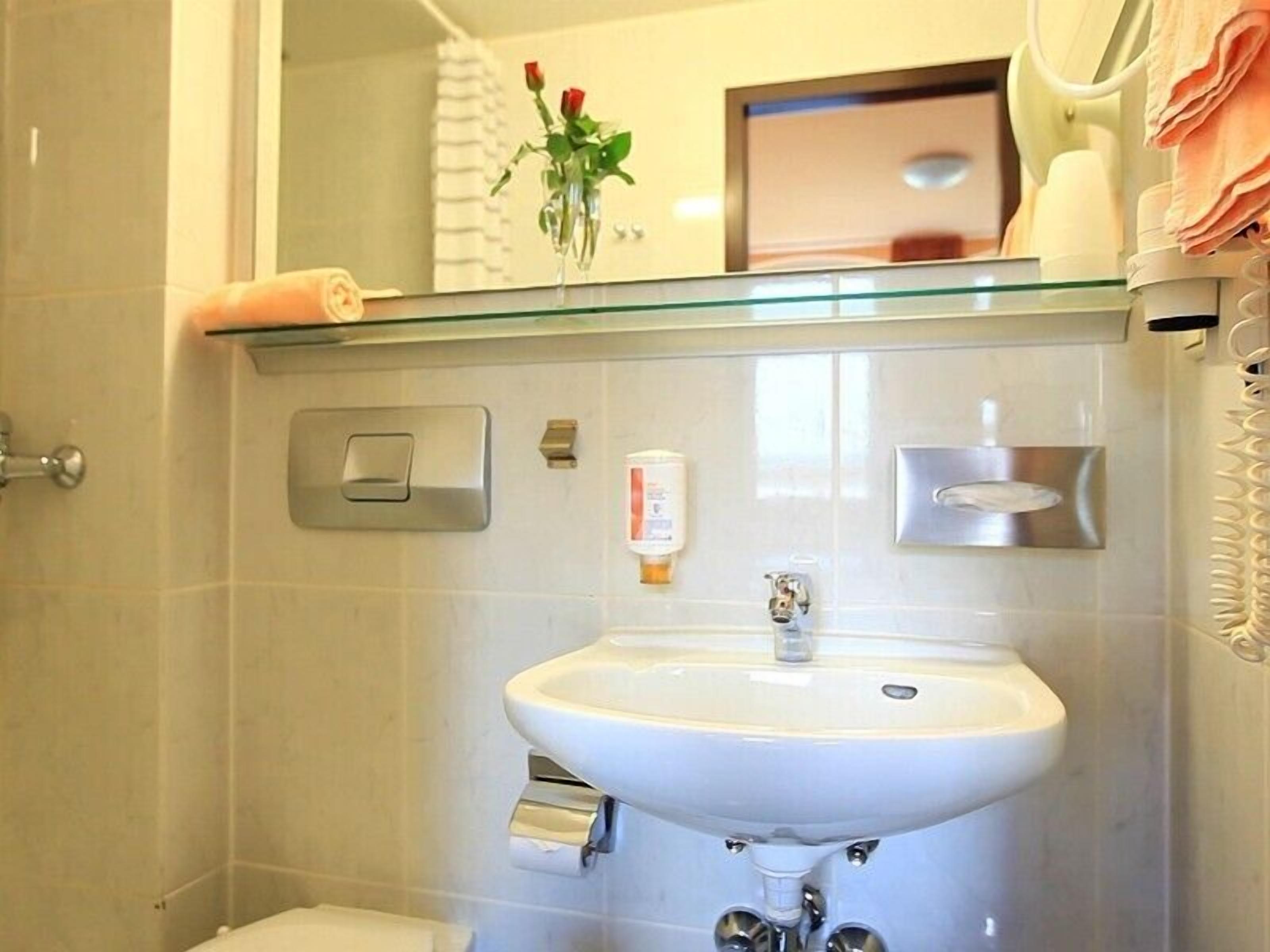 combined shower/bathtub, rainfall showerhead, hair dryer, towels