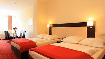 Schreibtisch, Verdunkelungsvorhänge, schallisolierte Zimmer