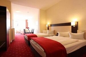 Familien-Vierbettzimmer | Schreibtisch, Verdunkelungsvorhänge, schallisolierte Zimmer