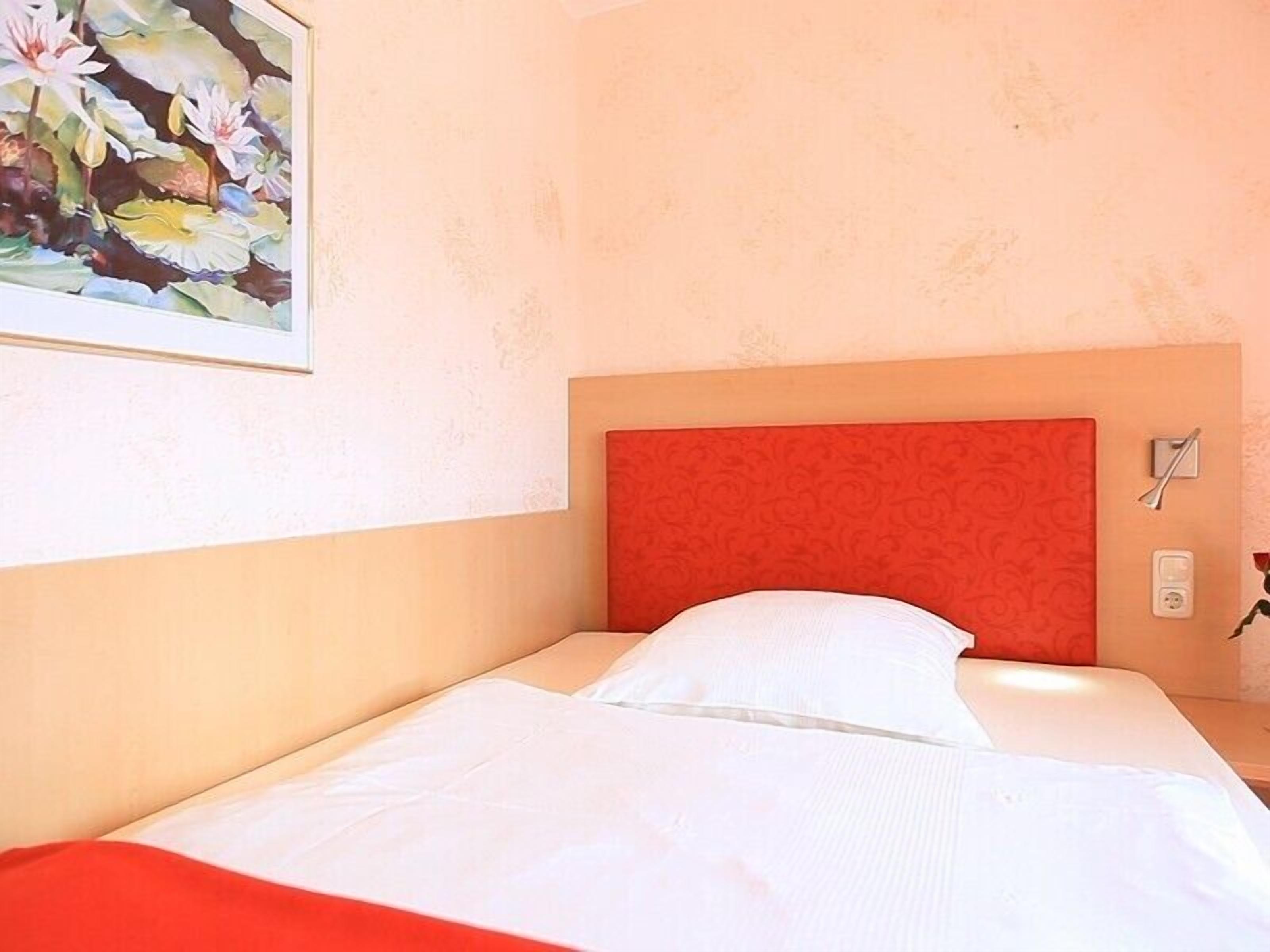 desk, blackout curtains, soundproofing, free wifi