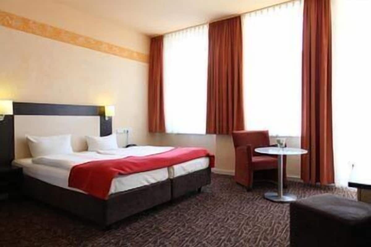 Bureau, rideaux occultants, chambres insonorisées, Wi-Fi gratuit