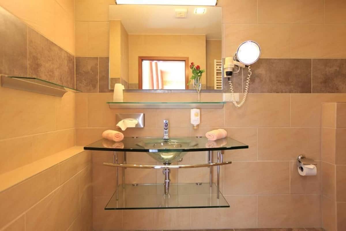 combined shower/bathtub, rainfall showerhead, hair dryer, towels