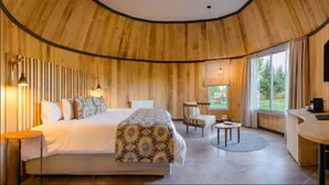 A modern hotel room with a large bed, a desk, and a TV. - Villa Mansa Wine Hotel (Luján de Cuyo)
