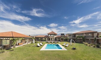 Una piscina al aire libre de temporada