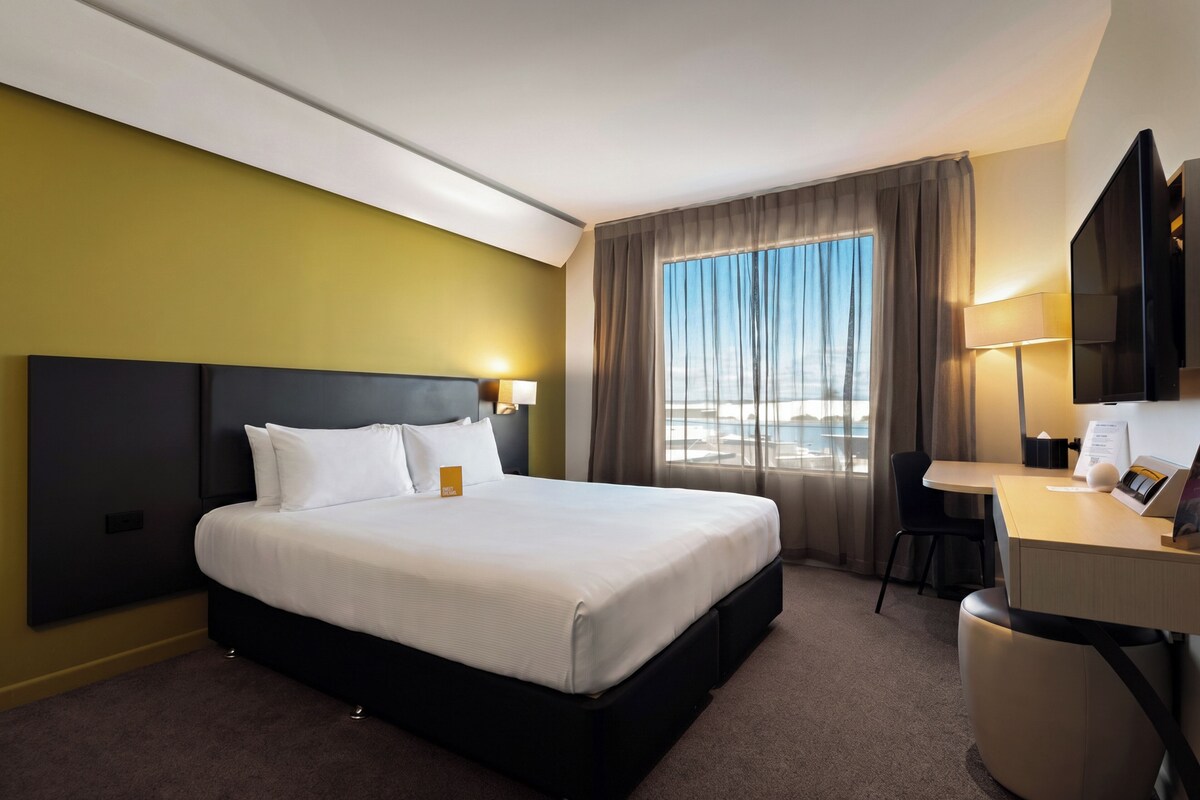 Accessible King | In-room safe, laptop workspace, blackout drapes, iron/ironing board
