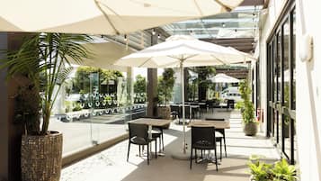 Serveert ontbijt, lunch en diner