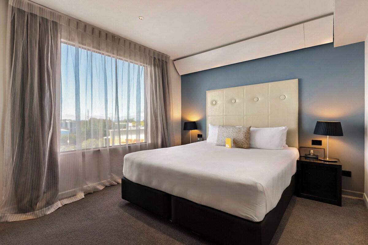 Premium suite | Een kluis op de kamer, een laptopwerkplek, verduisterende gordijnen