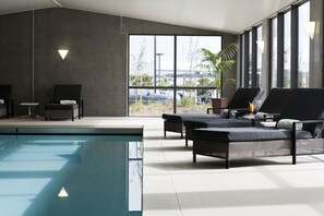 Piscine couverte, accès possible de 06 h 00 à 22 h 00, chaises longues 