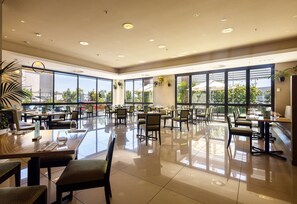 Breakfast, lunch and dinner served - Sudima Auckland Airport (Auckland)