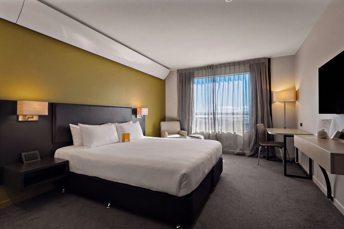 Deluxe King | In-room safe, laptop workspace, blackout drapes, iron/ironing board