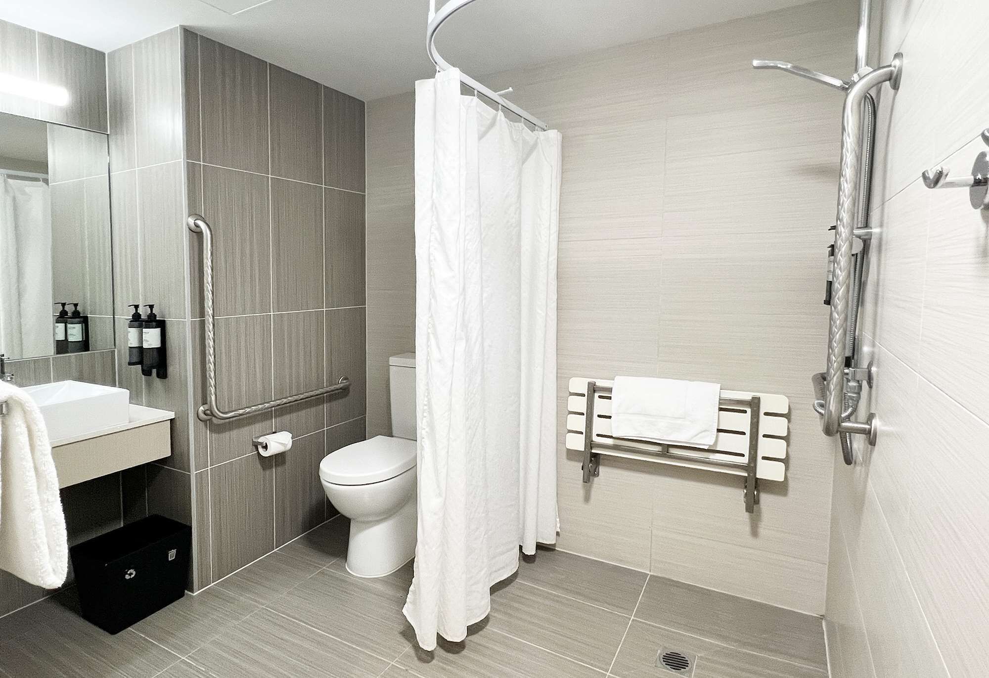 accessible king | bathroom | free toiletries, hair dryer, towels