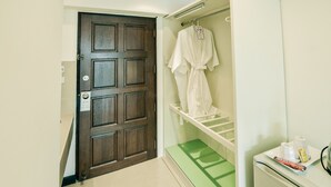 Deluxe Double Room | Room amenity - A-2 House (Bangkok)
